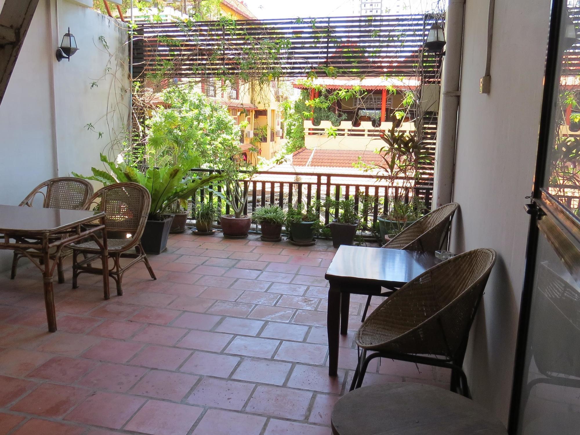Goldie Guesthouse Пном Пен Екстериор снимка