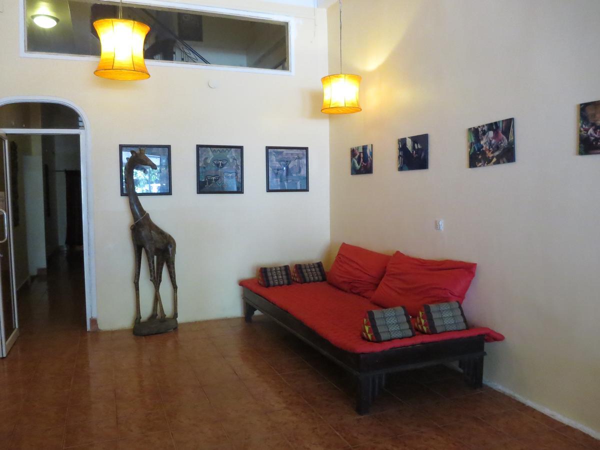 Goldie Guesthouse Пном Пен Екстериор снимка