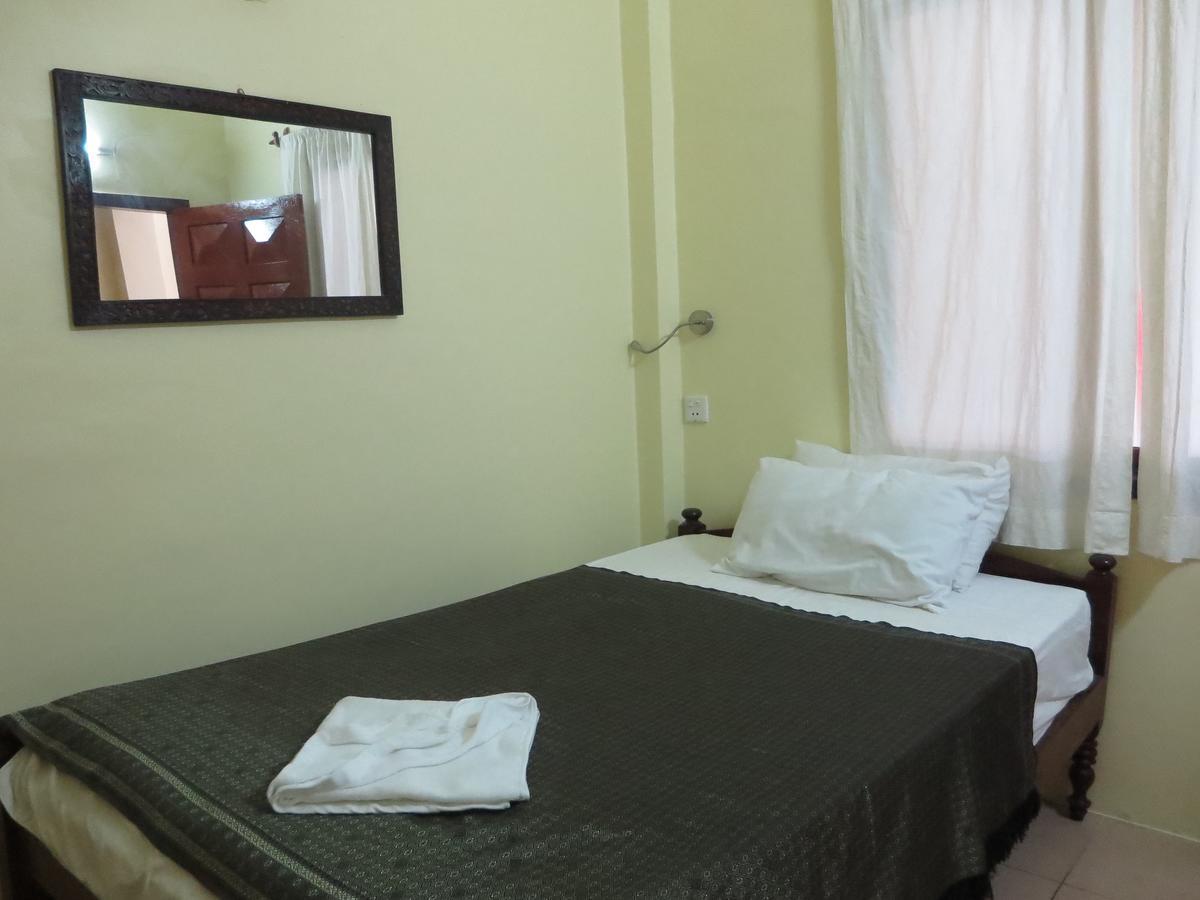 Goldie Guesthouse Пном Пен Екстериор снимка