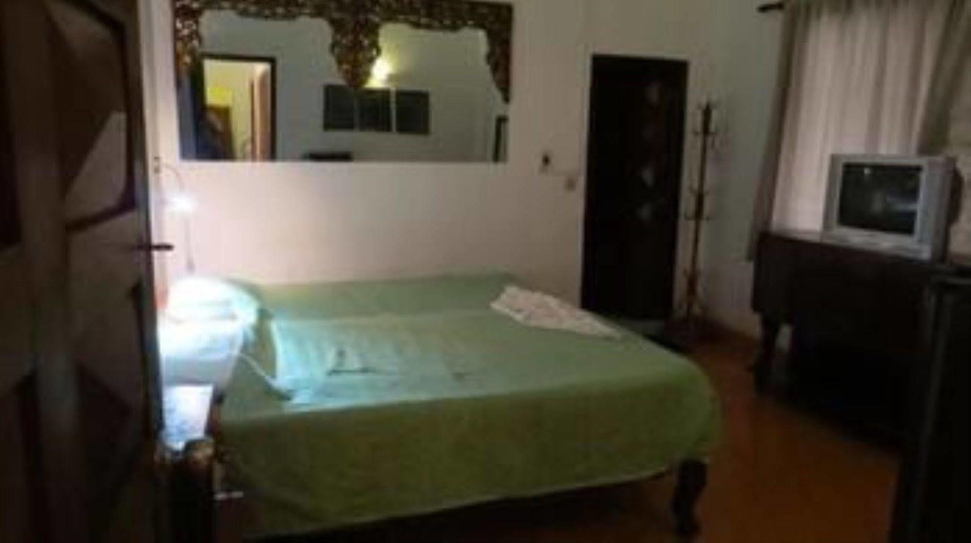 Goldie Guesthouse Пном Пен Екстериор снимка