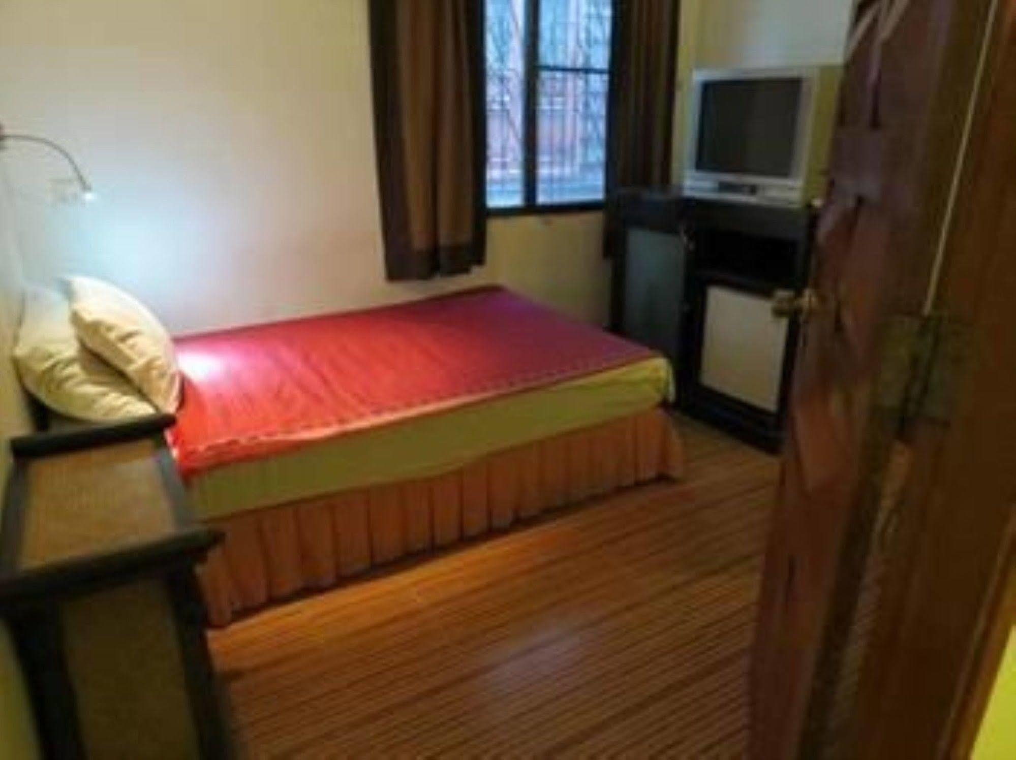 Goldie Guesthouse Пном Пен Екстериор снимка